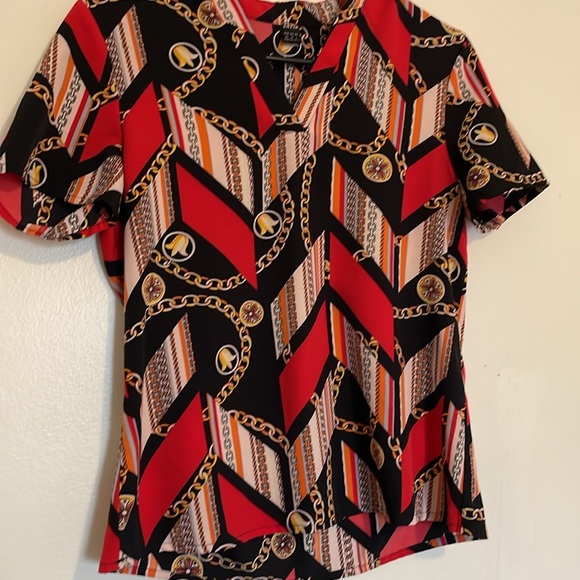 Red & Black Chainlink Short Sleeve V-Neck Geometric Colorblock Blouse - Picture 6 of 6
